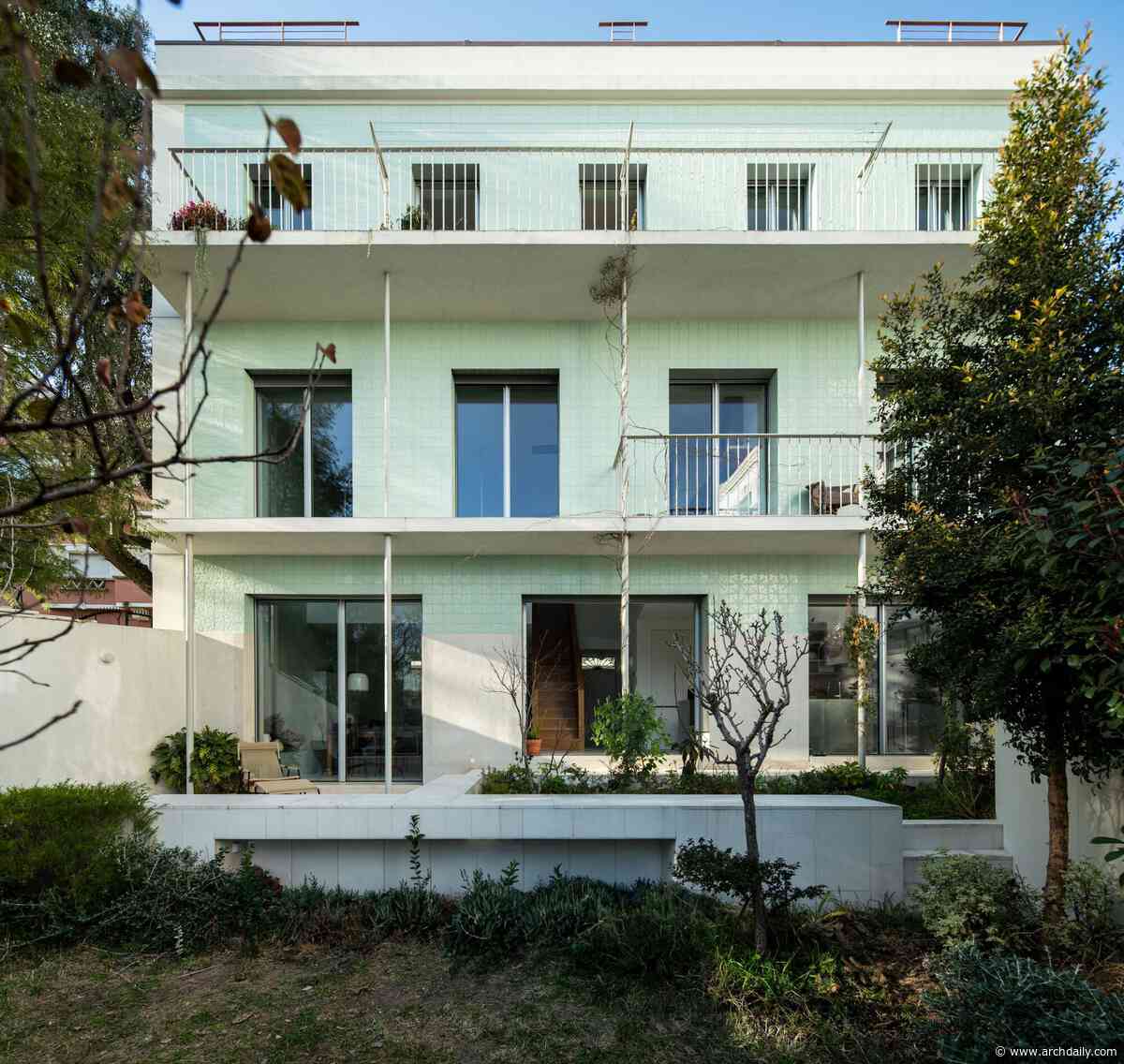 House No. 11 – Santa Isabel / Camarim Arquitectos