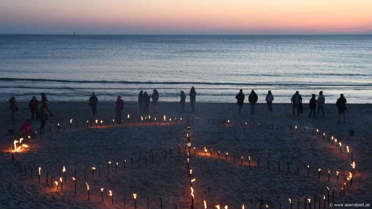 Peace-Zeichen: Sylter erleuchten Strand mit Fackeln