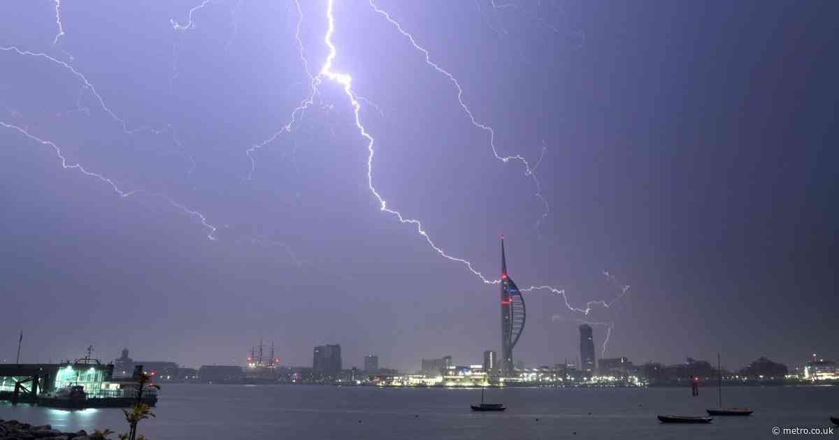 London hit by thunderstorms as Met Office issues warning for lightning strikes