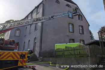 Wohnungsbrand in Peckelsheim: Feuerwehr rettet Person aus Haus