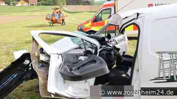 Autofahrer nach Unfall mit Lkw eingeklemmt und schwer verletzt – St2086 weiterhin gesperrt