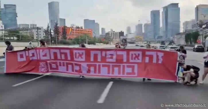 Manifestanti bloccano l’autostrada Ayalon di Tel Aviv: chiedono al governo di non attaccare Rafah e un accordo per la liberazione degli ostaggi
