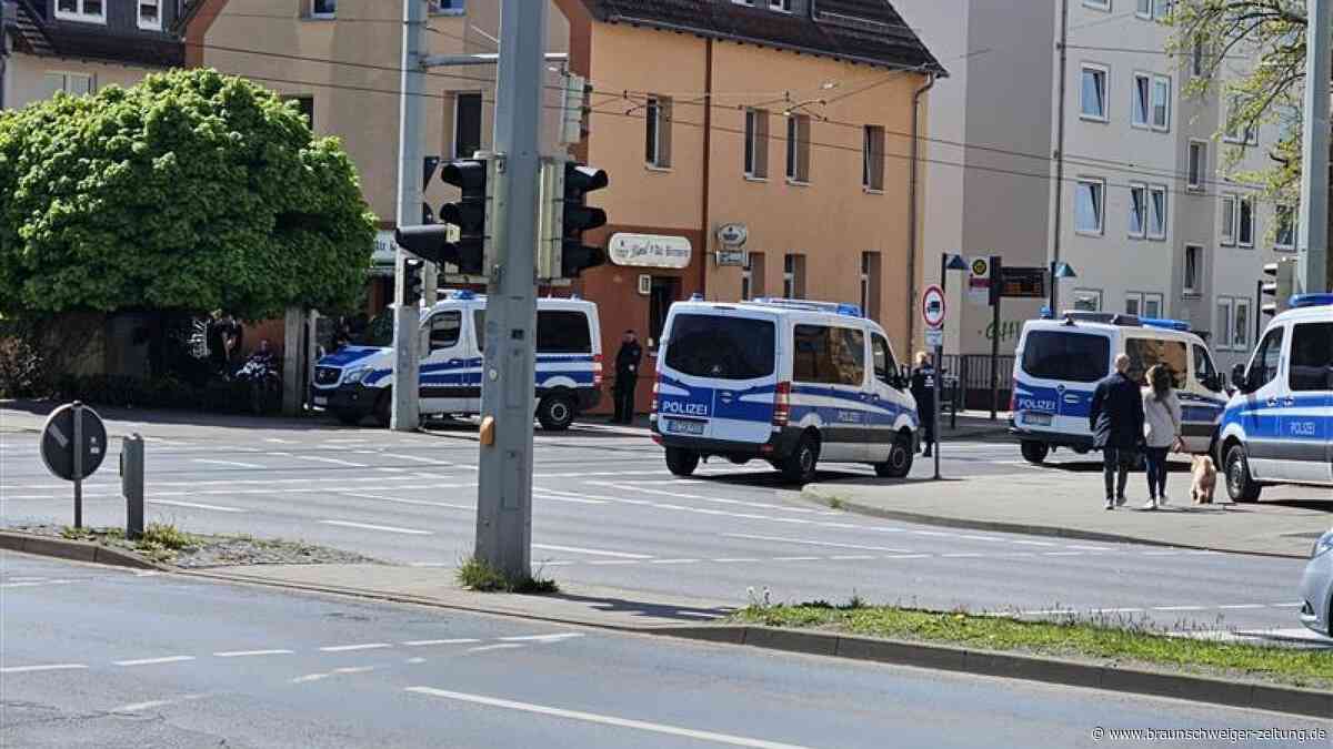 HSV-Anhänger stürmen Braunschweiger Gaststätte – Polizei sucht Zeugen
