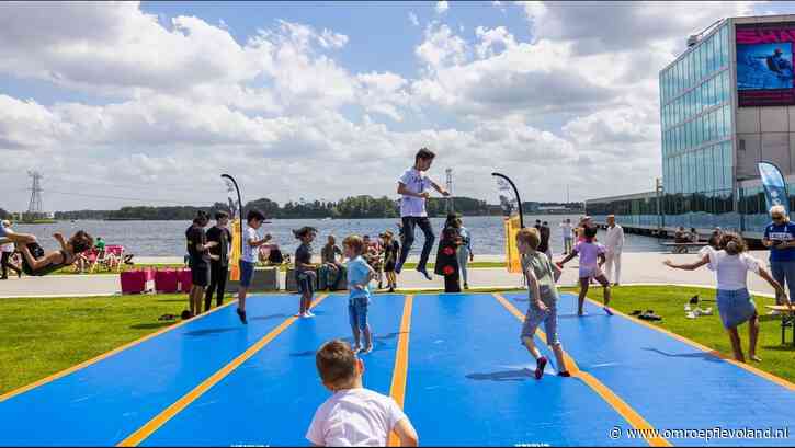 Almere - Professioneel tikkertje spelen en een waterbaan op de Esplanade voor sportfestival