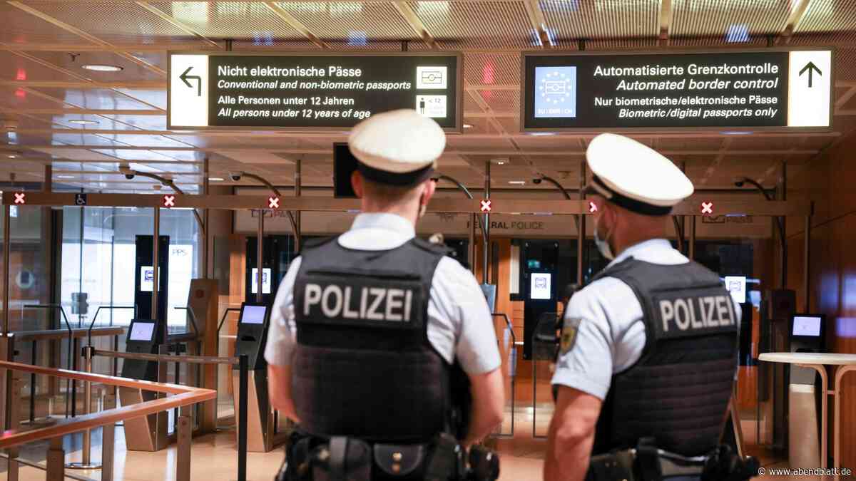 Koffer-Kontrolle am Airport – Polizei findet Superhelden-Waffe