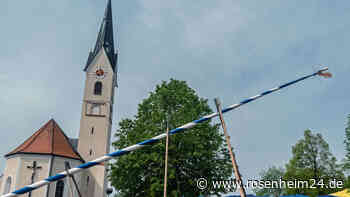In direkter Nachbarschaft zur Kirche: Hohenthanner Maibaum ragt in den weiß-blauen Himmel