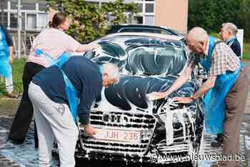 Dit is de ‘oudste’ carwash van het land: bejaarden doen bolides blinken om deze zomer op reis te kunnen gaan