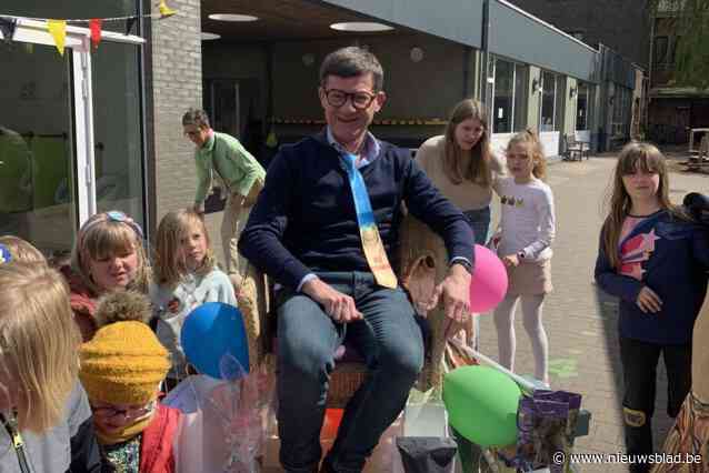 Meester Dirk neemt na 39 jaar dienst afscheid van Vrije Basisschool Ruien
