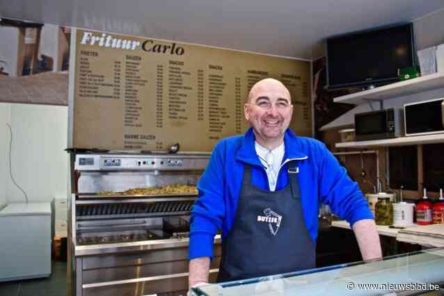 “Vroeger meterslange wachtrijen, nu in 10 minuten aan de deur”: Carlo (55) bakt 25 jaar frietjes en zag zijn stiel definitief veranderen