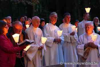Maagd Maria mag tevreden zijn: 150 kaarsen aangestoken tijdens jaarlijkse traditie in grot van Oostakker