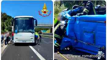 Incidente in autostrada: furgone si ribalta dopo scontro con pullman di turisti. Un ferito grave