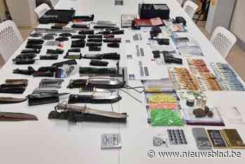 Twee mannen aangehouden nadat politie meerdere vuurwapens, 775 xtc-pillen en 8.000 euro vindt bij huiszoekingen