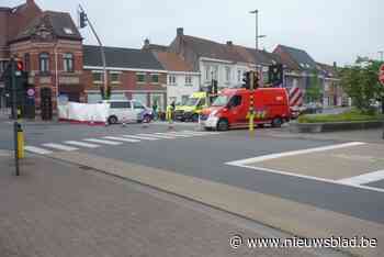 Fietser ernstig gewond na aanrijding door zware vrachtwagen op kruispunt Elzelestraat (N57)
