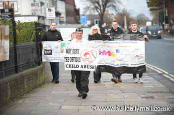 Dad laying plaque outside Hull court to protest 'contact denial' of children and parents