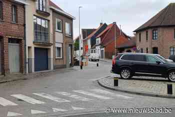 Bestuurders rijden paaltjes in heraangelegde Nieuwstraat omver: “De ruimte voor twee kruisende voertuigen is erg krap”