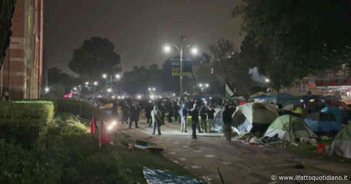 Proteste pro-Gaza nei campus Usa, polizia fa irruzione all’Università di Los Angeles per smantellare il presidio: usate granate stordenti