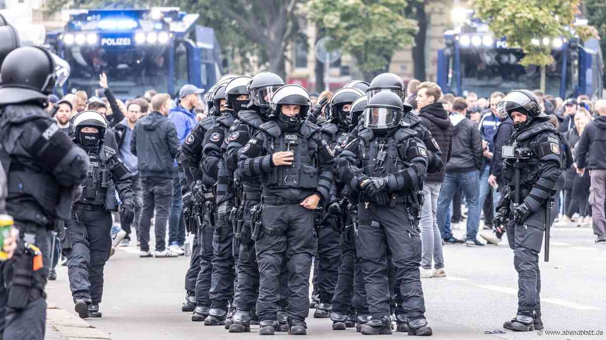 1000 Polizisten sichern Hamburger Stadtderby im Volkspark