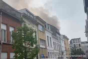 Hevige brand in Borgerhout gaat gepaard met zwarte rookpluim: brandweer ter plaatse