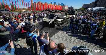 Russen smullen van uitgebrande tanks en pantserwagens in hun Overwinningspark