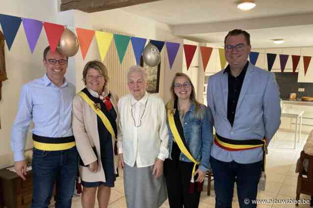 Maria krijgt bezoek van burgemeester en schepenen voor 100ste verjaardag