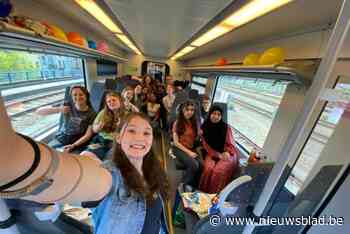 Scholieren kapen trein met schoolwerk: “We willen duidelijk maken dat openbaar vervoer veel te duur is voor jongeren”