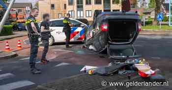 Weer aanrijding op beruchte rotonde in Huissen: auto over de kop na aantikken middenberm
