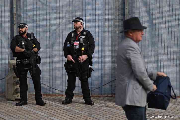 شرطي بريطاني يواجه احتمال السجن لنشره صور&#15