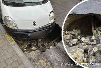 Auto zakt in wegverzakking in Sint-Gillis