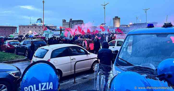 Salvini a Livorno per presentare il suo libro, petardi e uova contro le forze dell’ordine davanti al teatro