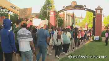Hundreds turn out for pro-Palestinian protest at Saint Louis University