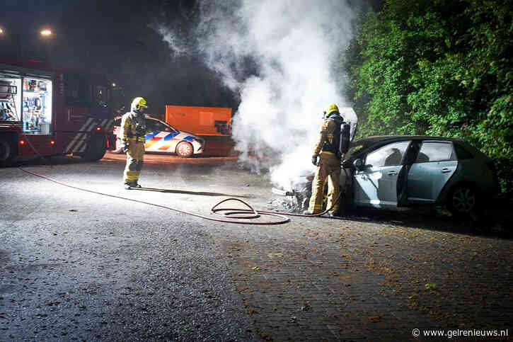 Geparkeerde auto vliegt in brand, politie onderzoekt oorzaak