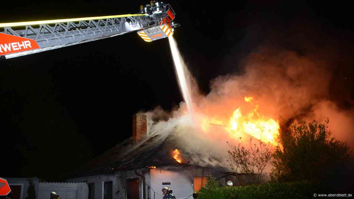 Einfamilienhaus ausgebrannt – zwei Feuerwehrleute verletzt