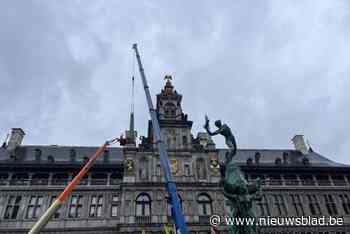 Door storm beschadigde obelisk staat weer op gevel stadhuis: “De kroon is terug”