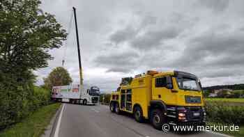 Überholmanöver zwingt Lkw in Graben: B304 stundenlang gesperrt