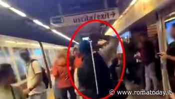 VIDEO | Metro A, brandisce spranga e minaccia un uomo: paura in banchina