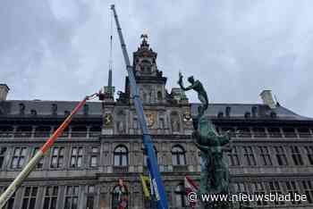 Kraan hijst obelisk weer op gevel Antwerps stadhuis na herstelling stormschade: “De kroon is terug”