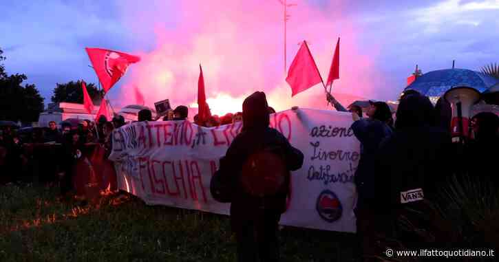 Contestazione antifascista contro Salvini a Livorno: lanciati anche ortaggi. I manifestanti provano a sfondare il cordone di polizia – Video