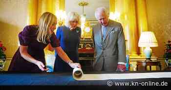 21 Meter lang: Charles und Camilla bekommen handgeschriebene Krönungsrolle überreicht