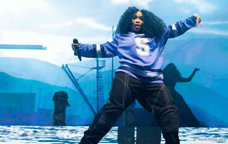 SZA tells fans at Melbourne show: “If you throw something else, I will leave”