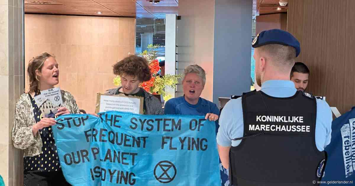 Extinction Rebellion protesteert in KLM Lounge op Schiphol, marechaussee staat klaar om in te grijpen