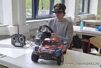 Robbe (19) bouwt radiobestuurbare wagen om tot virtuele raceauto: “Geweldig om te zien hoe iets dat ik in mijn hoofd had, tot leven komt”