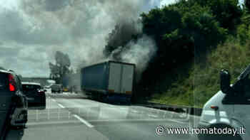 Tir in fiamme sulla via Pontina: traffico bloccato