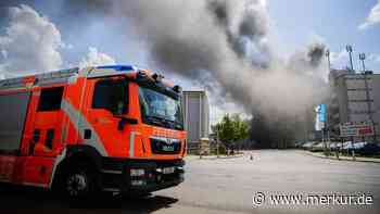 Großbrand in Berlin: Metall-Fabrik steht in Flammen – Feuerwehr warnt vor Giftwolke