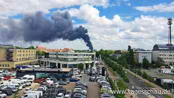Brennende Fabrikhalle: Berliner Feuerwehr warnt vor Rauchgasen