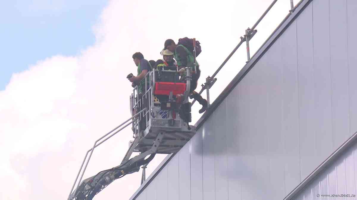 Brand in Bahrenfeld: Drei Bauarbeiter auf Dach eingeschlossen