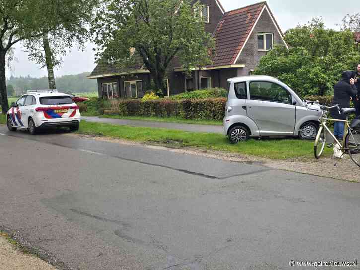 Invalidenauto raakt van de weg en botst tegen boom in Wageningen