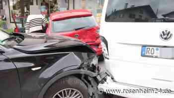 Unfall mitten in Riedering: BMW kracht in zwei geparkte Autos