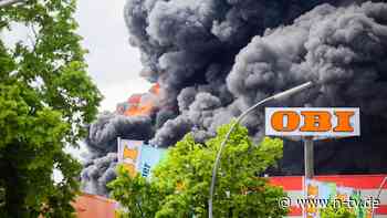 Warnung vor "extremer Gefahr": Fabrikhalle brennt - giftiger Rauch zieht über Berlin