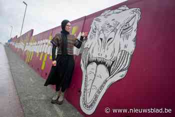 Kunstenares Zahra Eljadid maakt muurschildering aan af te breken viaduct