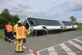 Opnieuw belandt bus in gracht Meulebekesteenweg door windstoot